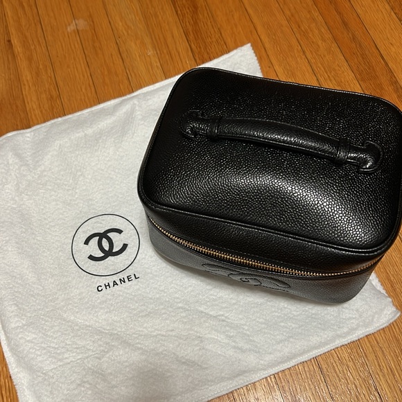 🚨 SOLD 🚨 🖤💛 EXCELLENT CONDITION CHANEL CC Logo Caviar Cosmetics Vanity Hand Bag - Picture 5 of 8